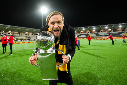 Häckens klubbchef Marcus Jodin jublar med pokalen