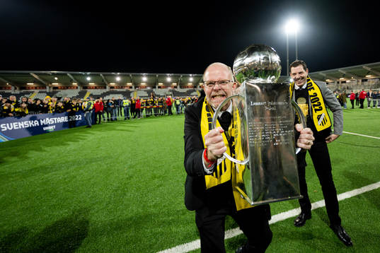 Häckens ordförande Anders Billström jublar med pokalen