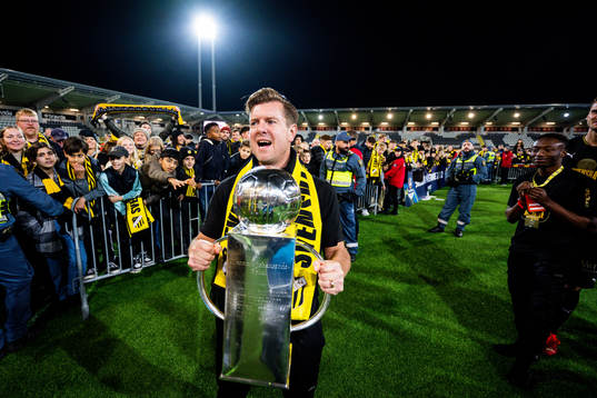 Häckens assisterande tränare Jesper Ljung jublar med