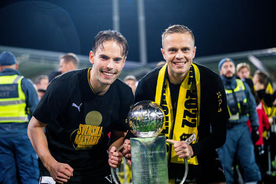 Häckens Lars Olden Larsen och Tomas Olai Totland jublar
