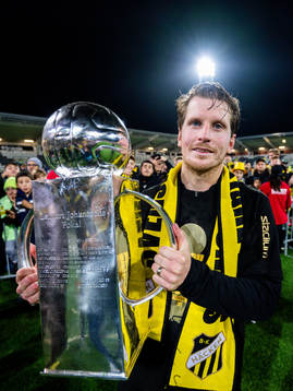 Häckens Erik Friberg jublar med pokalen
