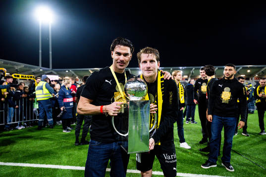 Häckens William Milovanovic och Erik Friberg jublar med
