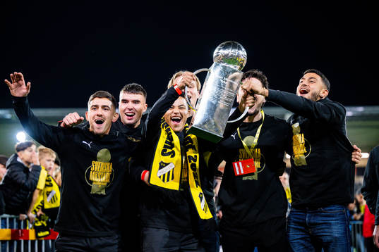 Häckens spelare jublar med pokalen
