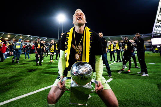 Häckens målvakt Peter Abrahamsson jublar med pokalen