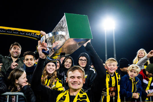 Häckens Oscar Uddenäs jublar med pokalen