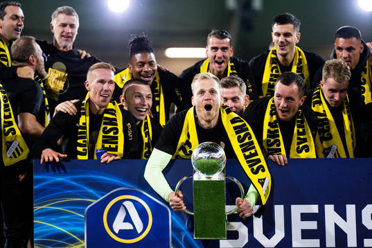 Häckens målvakt Peter Abrahamsson jublar med pokalen