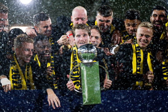 Häckens Erik Friberg jublar med pokalen
