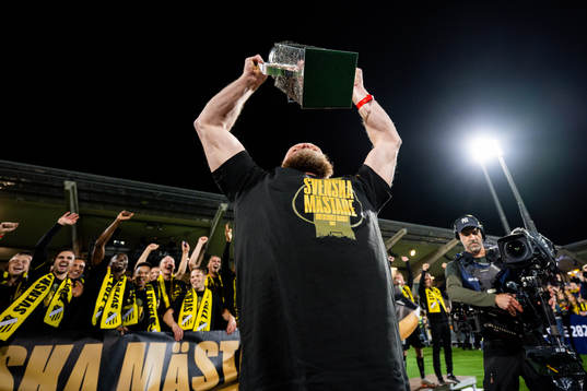 Häckens fystränare Nicklas Möller jublar med pokalen
