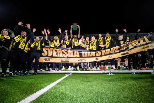 Häckens spelare jublar med pokalen