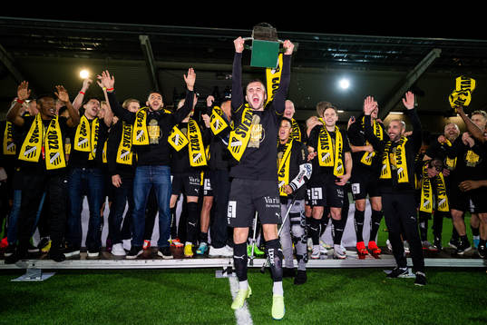 Häckens Kadir Hodzic jublar med pokalen