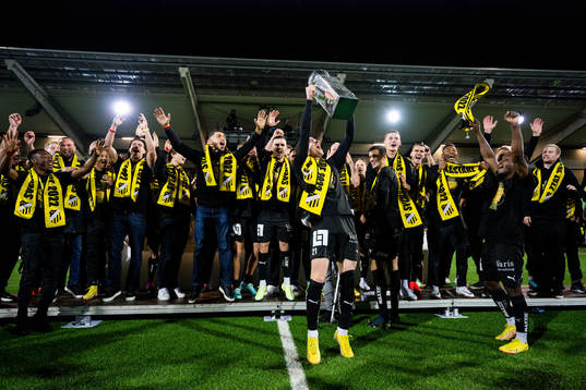 Häckens Tomas Olai Totland jublar med pokalen