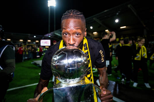 Häckens Blair Sebastian Turgott jublar med pokalen