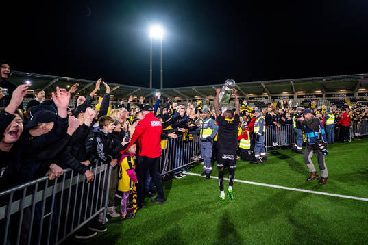 Häckens Blair Sebastian Turgott jublar med pokalen