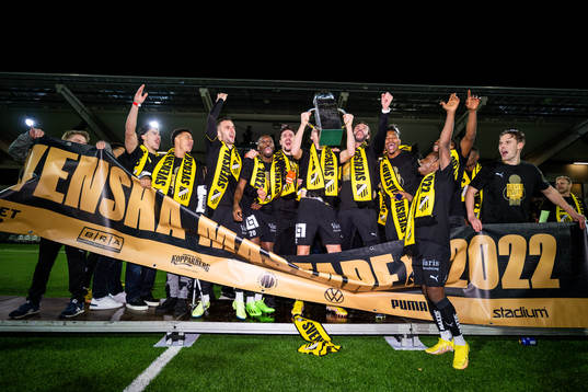 Häckens spelare jublar med pokalen