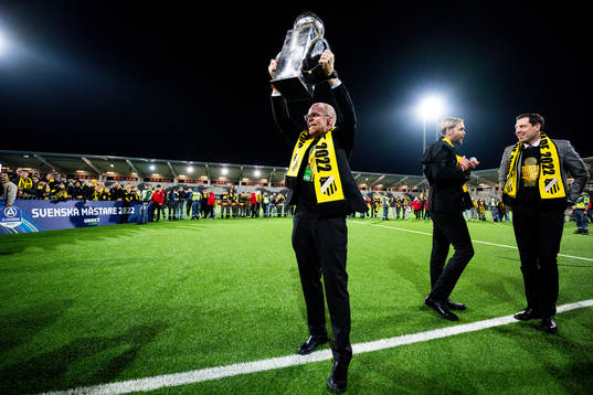 Häckens ordförande Anders Billström jublar med pokalen
