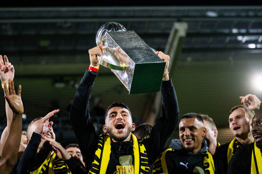 Häckens Leonardo Farah Shahin jublar med pokalen