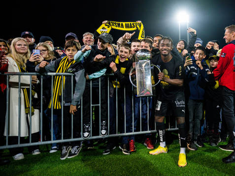 Häckens Ibrahim Sadiq jublar med pokalen