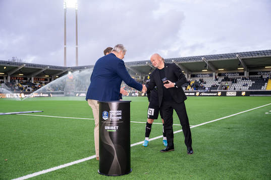 Häckens tränare Per-Mathias Høgmo tar emot pris för
