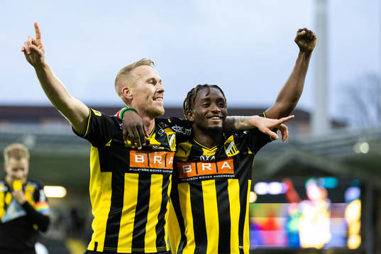 Häckens Mikkel Rygaard Jensen och Ibrahim Sadiq jublar