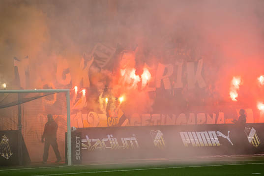 Häckens klack med ett Erik Friberg Tifo innan