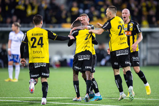 Häckens Akoua Romeo Amane jublar