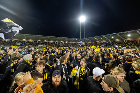 Häckens supportar jublar