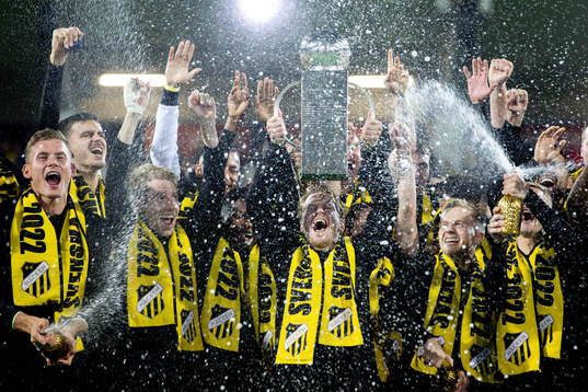 Häckens Erik Friberg jublar med pokalen