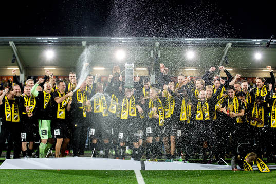 Häckens spelare jublar med pokalen