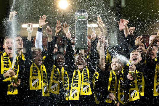 Häckens spelare jublar med pokalen