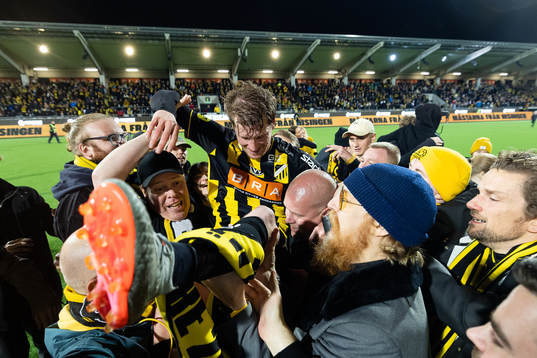 Häckens Erik Friberg jublar med publiken