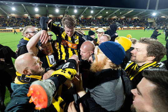 Häckens Erik Friberg jublar med publiken