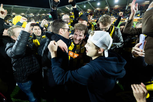 Häckens Erik Friberg jublar med publiken