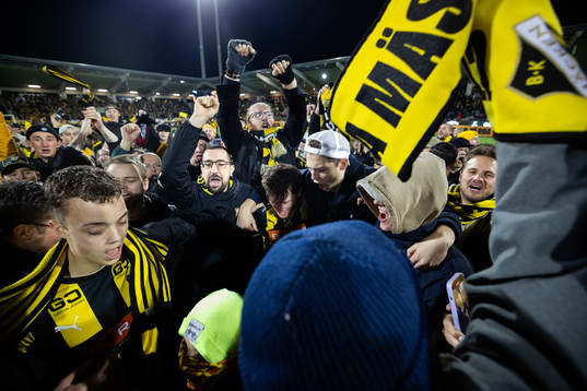 Häckens Erik Friberg jublar med publiken