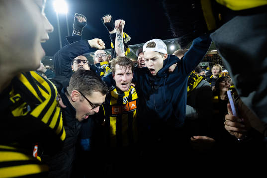 Häckens Erik Friberg jublar med publiken