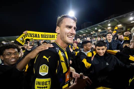 Häckens Johan Hammar jublar med publiken