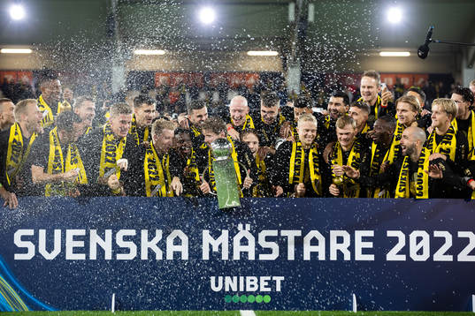 Häckens Erik Friberg jublar med pokalen