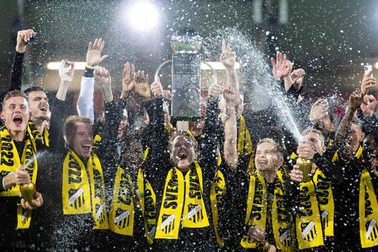 Häckens Erik Friberg jublar med pokalen