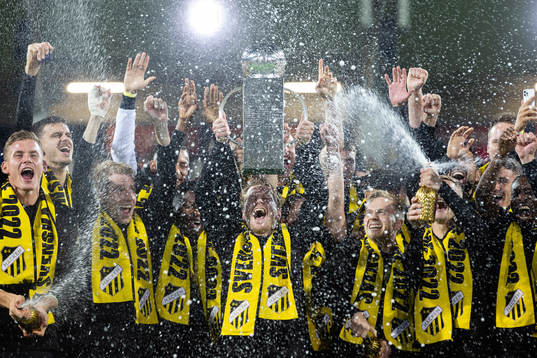 Häckens Erik Friberg jublar med pokalen