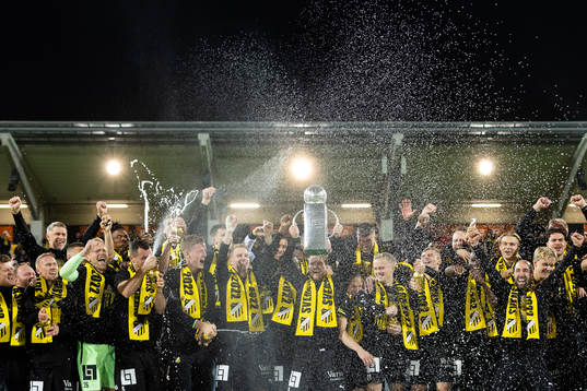 Häckens Erik Friberg jublar med pokalen