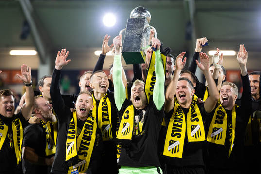 Häckens målvakt Peter Abrahamsson  jublar med pokalen