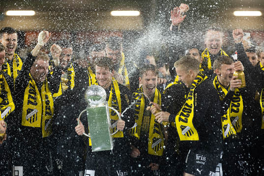 Häckens Erik Friberg jublar med pokalen