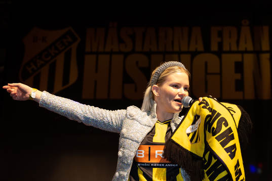 Artisten Ida Redig uppträder