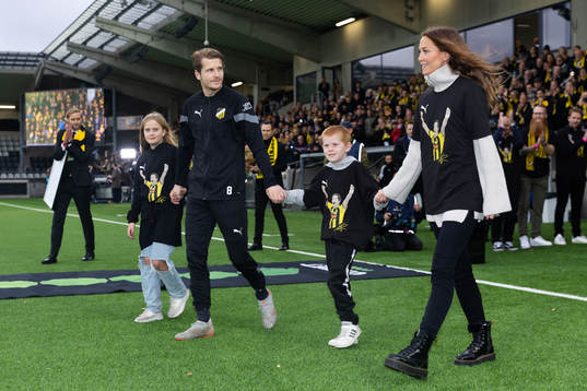Häckens Erik Friberg med sin familj innan  fotbollsmatchen
