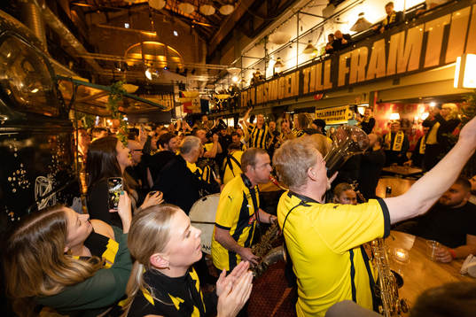 Bandet Andra Generationen uppträder