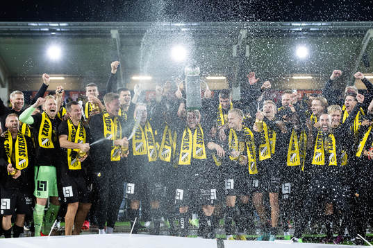 Häckens lagkapten Erik Friberg lyfter Lennart Johanssons