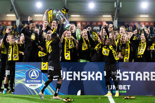 Häckens Akoua Romeo Amane lyfter Lennart Johanssons pokal