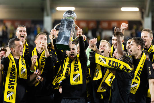 Häckens Kadir Hodzic lyfter Lennart Johanssons pokal