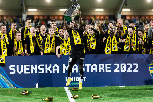 Häckens Ibrahim Sadiq lyfter Lennart Johanssons pokal