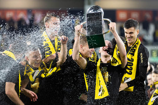 Häckens Valgeir Fridriksson lyfter Lennart Johanssons pokal