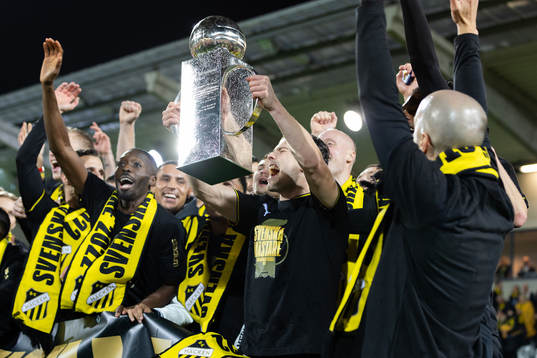 Häckens Lars Olden Larsen lyfter Lennart Johanssons pokal